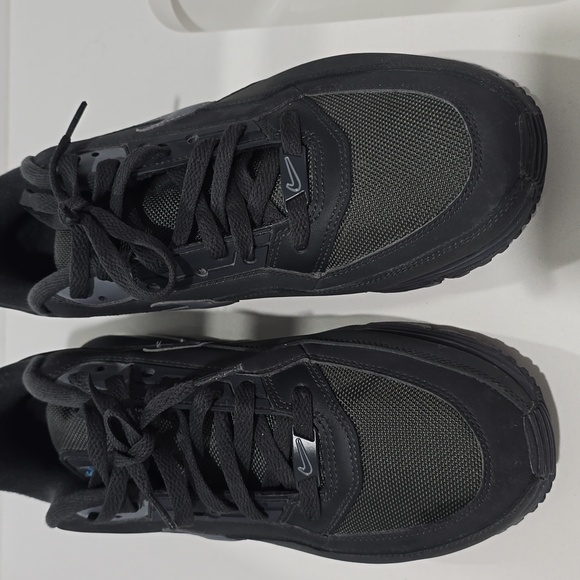 Nike Black and Gray Athletic Shoes - Picture 3 of 8